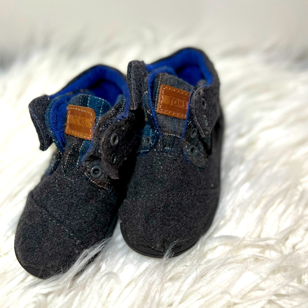 Toms shoes, size T7
